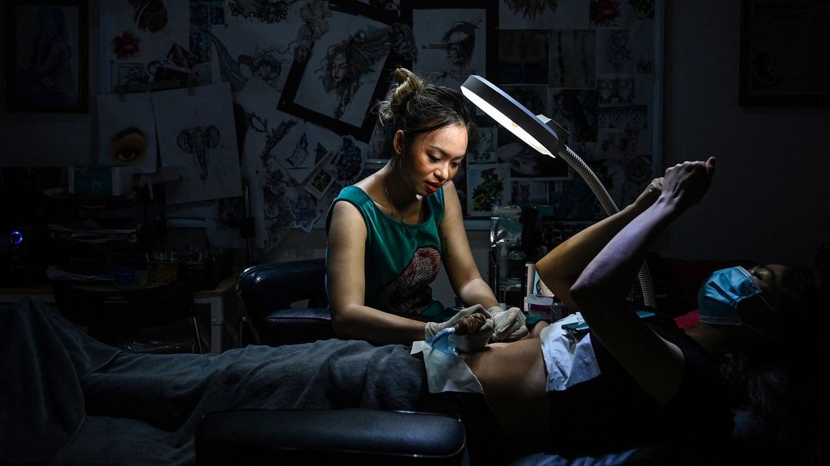 Obrazem: Tetování místo jizvy. Ve Vietnamu si ženy léčí rány na těle i na duši